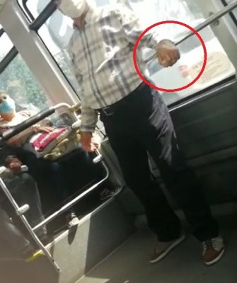 VIDEO De frica virusului, un bărbat a venit cu 'CHIUVETA' în autobuz