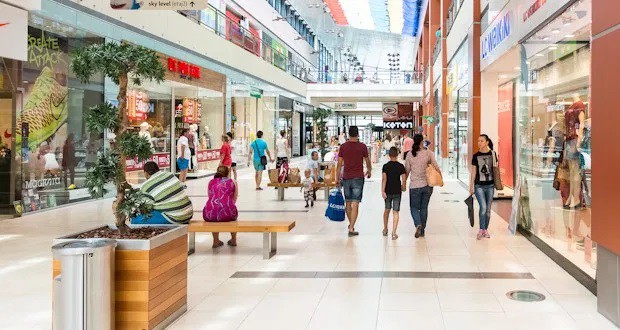 Premierul anunţă că analizează, împreună cu specialiştii, calendarul redeschiderii activităţii în mall-uri în cursul lunii iunie