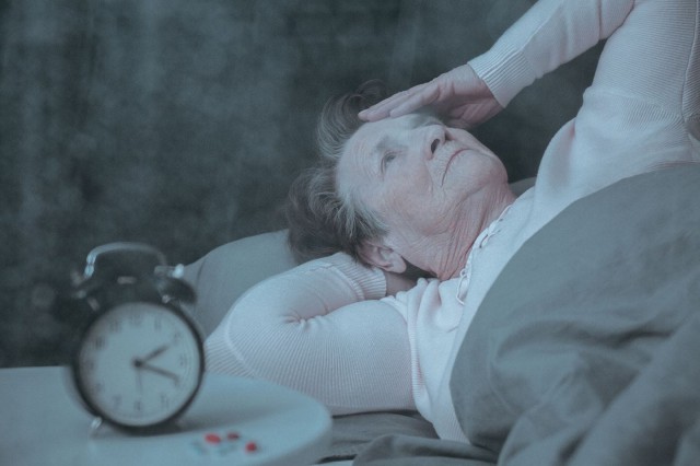 Studiu: Somnul neregulat crește riscul apariției bolilor de inimă la vârstnici