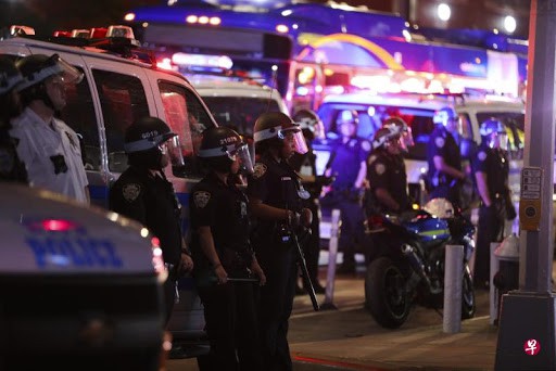 SUA: Poliţişti împuşcaţi, pe fondul manifestaţiilor violente după moartea unui afro-american