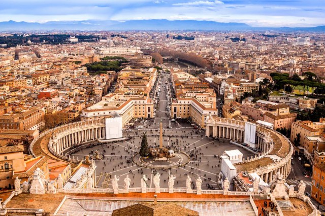 Vaticanul a activat alarma teroristă după ce un şofer a spart un cordon al poliţiei