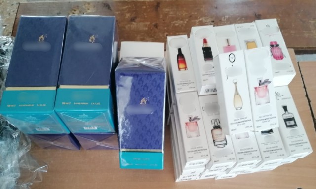 Bunuri contrafăcute în valoare de peste 23.000 lei, descoperite de poliţiştii de frontieră