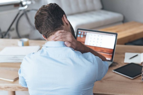 Cum combati durerea cervicală cauzată de statul incorect în fața calculatorului