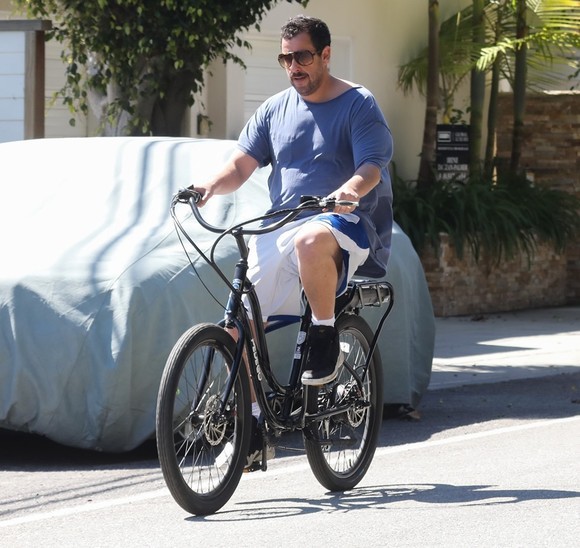 Adam Sandler a pierdut lupta cu kilogramele: Este biciclist, dar înfulecă pe nerăsuflate, la plajă