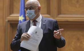 În mașina personală TREBUIE să PURTĂM MASCA