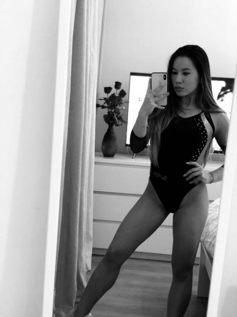 Asiana Peng a făcut șpagatul pe un Lamborghini de culoare roșie