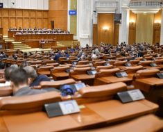 Care sunt privilegiile de care beneficiază miniștrii și parlamentarii, în plină austeritate