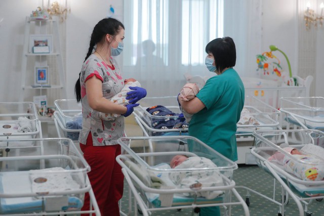 Coronavirus: Zeci de părinţi nu au putut să-şi ia bebeluşii născuţi de mame surogat în Ucraina