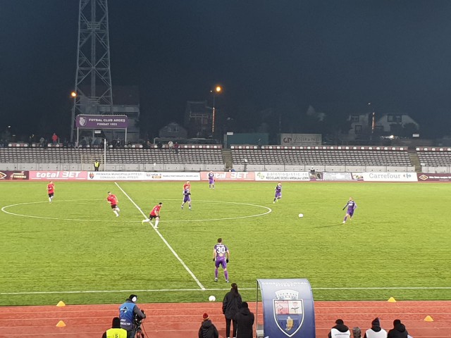 Formaţia FC Argeş a pierdut, cu scorul de 2-3, meciul susţinut, pe teren propriu, cu echipa CS Mioveni, în play-off-ul Ligii II