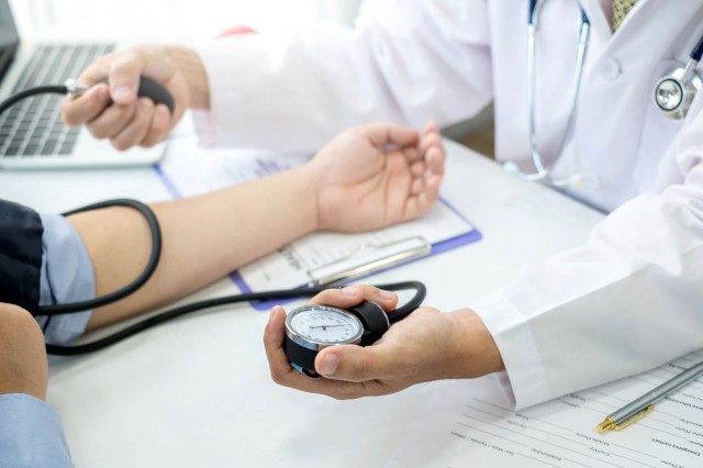 COVID-19: Hipertensiunea arterială dublează riscul de deces