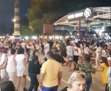 TURIŞTII au încins HORA în Mamaia. Poliţiştii s-au AUTOSESIZAT