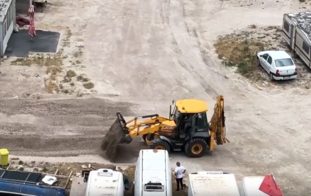 Lucrări ILEGALE de amenajare a plajei, în golful de la Pescărie. VIDEO!