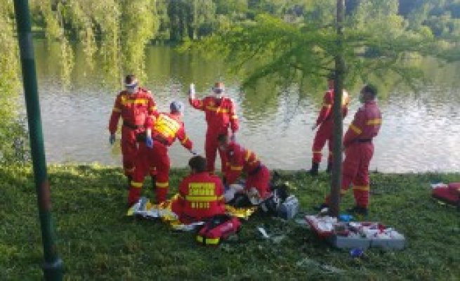 Trei persoane, două dintre ele fără puls, scoase dintr-un lac