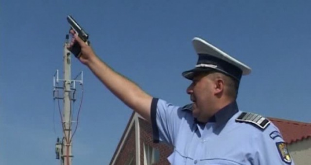 VIDEO! Polițiștii au tras focuri de armă, după ce un tânăr rupt de beat a furat o dubă!
