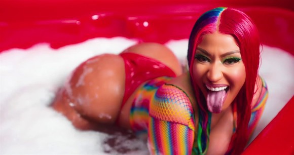 Nicki Minaj a uitat de tot de inhibiții. Solista a renunțat la sutien în cel mai recent clip