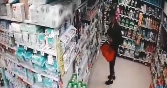 VIDEO! Cum se 'APROVIZIONEAZĂ' un hoț dintr-un magazin din Constanța