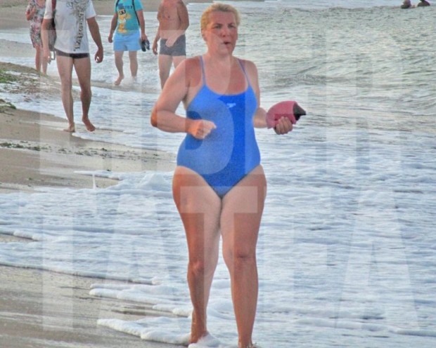 Silvia Dumitrescu, prima baie în mare în acest an