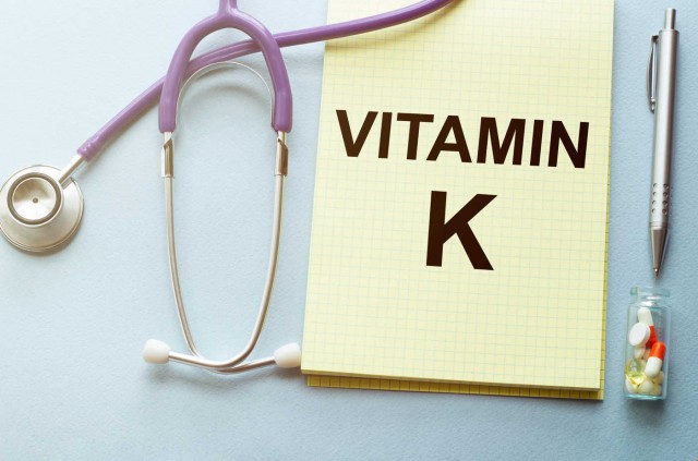 Vitamina K poate ajuta la combaterea COVID-19, spun cercetătorii