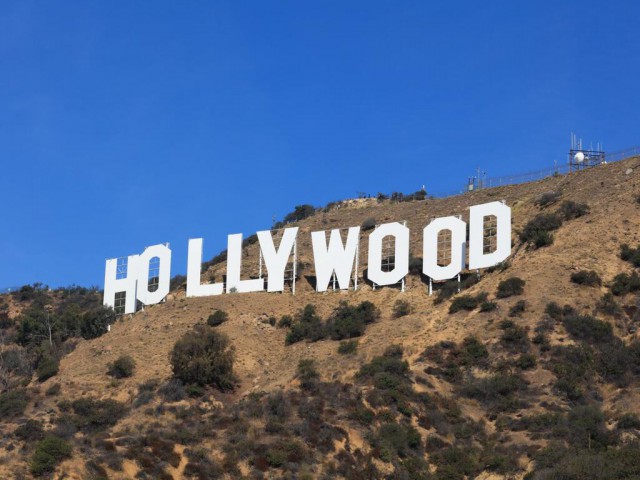 Sute de staruri cer Hollywoodului să renunţe la poliţie