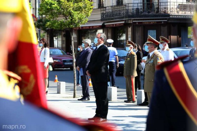 Ciucă, de Ziua Drapelului: Militarii aflaţi în teatre de operaţii fac Tricolorul cunoscut şi apreciat în întreaga lume
