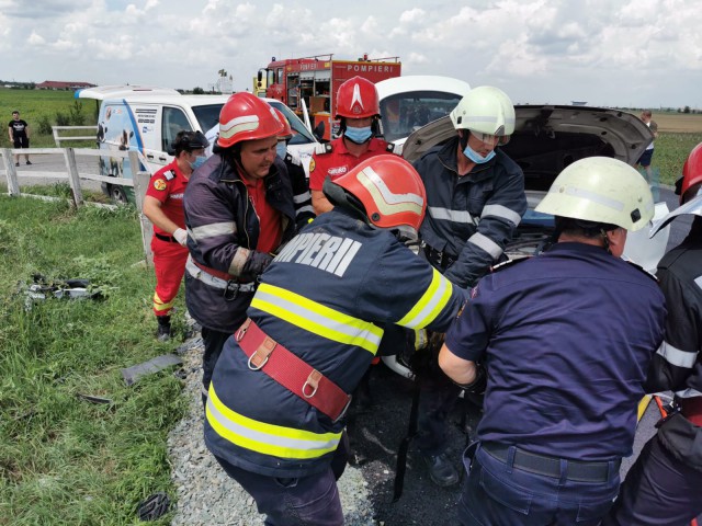 Trafic altenrativ pe DN2, din cauza unui accident rutier între 2 autoturisme și un microbuz