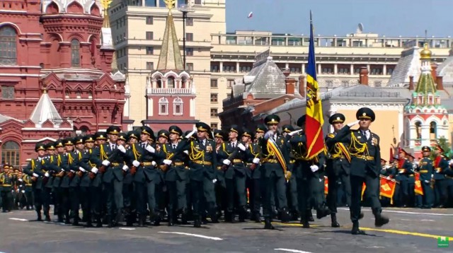Moscova a sfidat epidemia de COVID-19 şi a adunat mii de oameni la parada militară din Piaţa Roşie