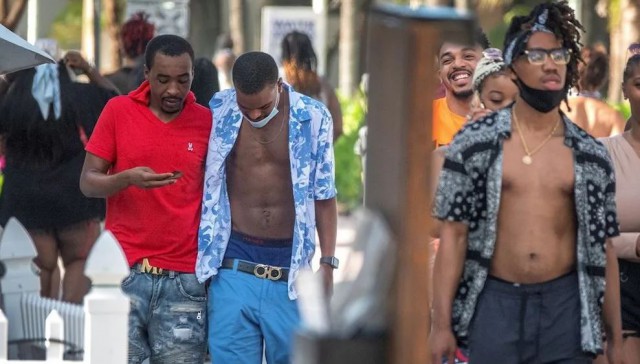 Coronavirus: Amenzi de 50 de dolari pentru persoanele care nu poartă mască de protecţie în Miami Beach