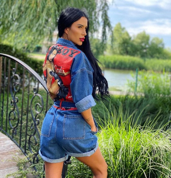 Daniela Crudu și-a pus poza cu ea goală, din Playboy, pe salopeta de blugi