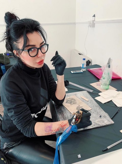 Cândva vedete tv, acum experte în tatuaje. Dj Wanda şi Sabrina Manoliu creează opere de artă pe piele