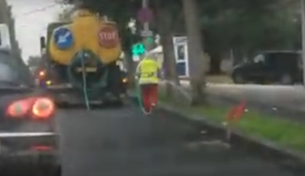 VIDEO! Culmea PROSTIEI: Primăria Constanța UDĂ iarba... pe PLOAIE