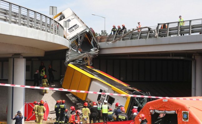 Un autobuz a căzut de pe un pod la Varşovia: un mort şi 20 de răniţi