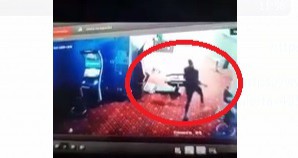 IMAGINI de la CAZUL FEMEII STRÂNSE de GÂT, la sala de jocuri Magnum! VIDEO IMAGINI de la CAZUL FEMEII STRÂNSE de GÂT, la sala de jocuri Magnum! VIDEO