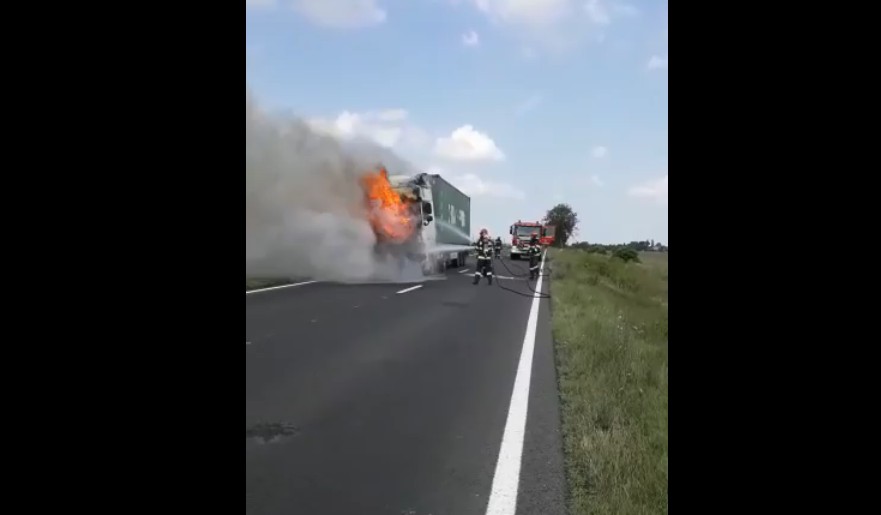 Un camion a luat foc în apropierea localității Castelu. Traficul a fost blocat