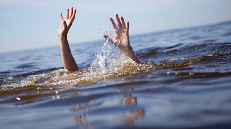 Persoană în pericol de înec, pe plaja Azur din Mamaia