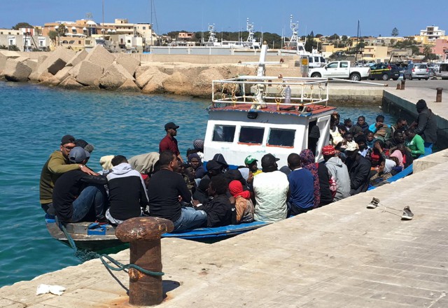 Peste 70 de migranţi au debarcat într-o singură zi pe insula italiană Lampedusa