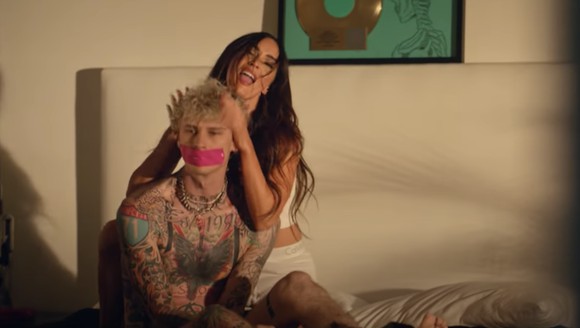 Iubitul lui Megan Fox, acoperit de tatuaje, nu este străin stupefiantelor și polițiștilor