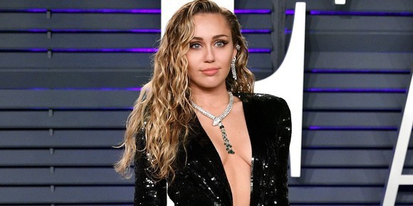 Miley Cyrus, dată în judecată