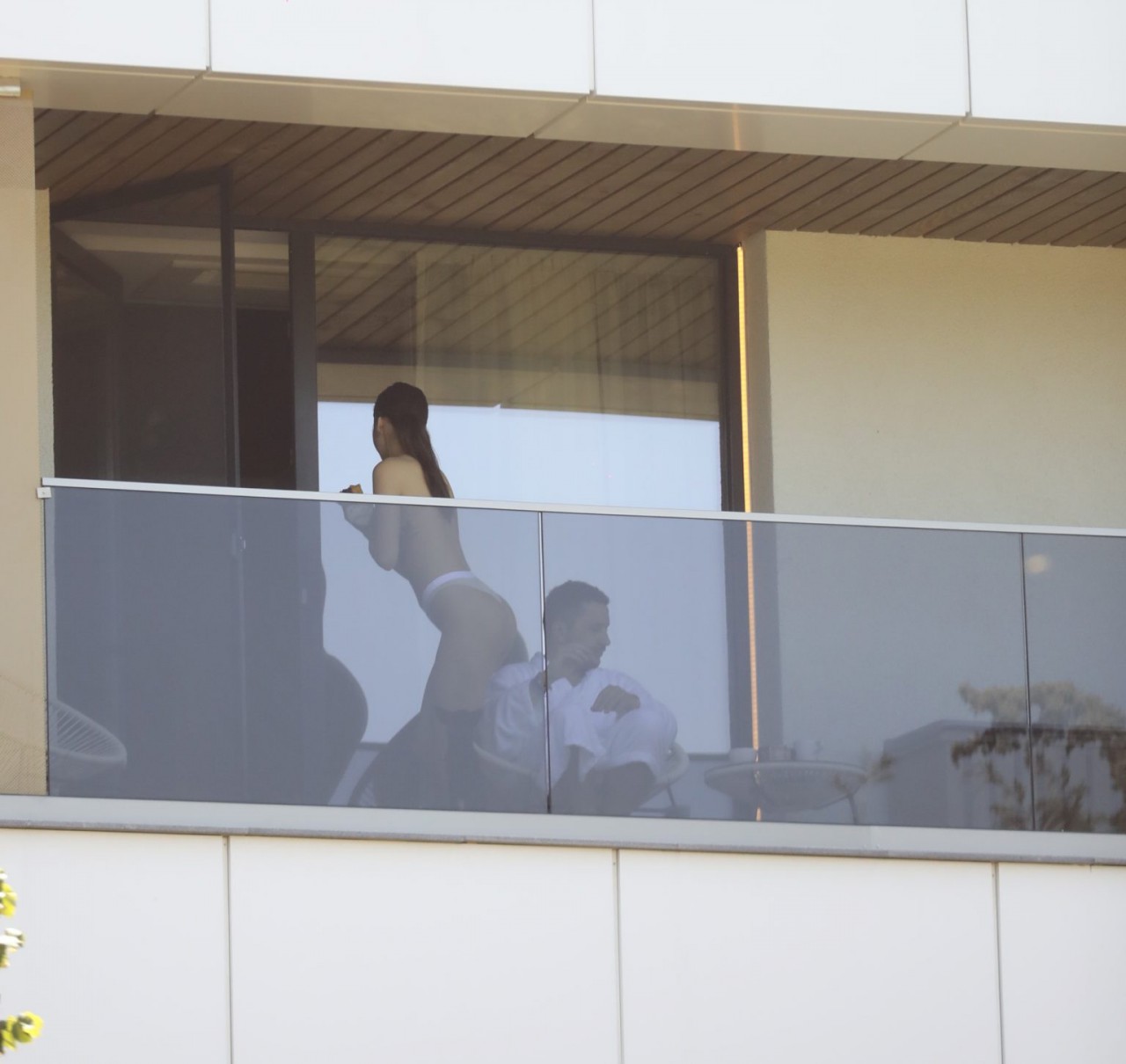 VEDETE, show EROTIC în balconul HOTELULUI, în MAMAIA VEDETE, show EROTIC în balconul HOTELULUI, în MAMAIA