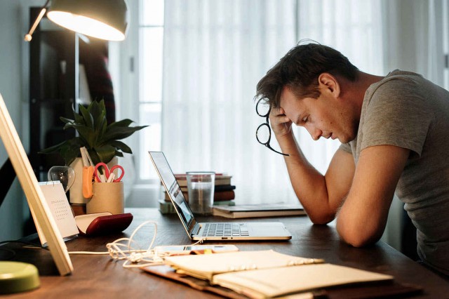 Cum să combați stresul după o concediere și să-ți găsești repede un job nou