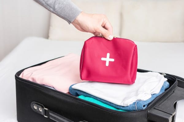 Trusa de medicamente pentru vacanță: ce să nu îți lipsească din bagaj