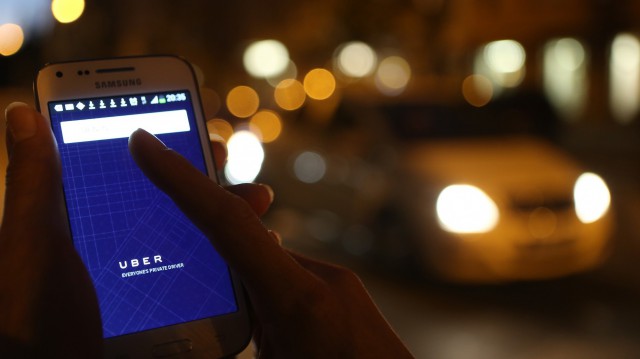 Uber nu a înregistrat profit nici în 2020 dar a reuşit să îşi reducă pierderile cu 20%
