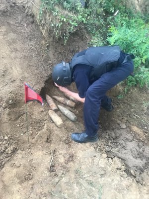 Patru proiectile și o BOMBĂ, descoperite de pirotehnicii tulceni