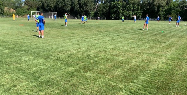 Teren de antrenament la standarde moderne, în cadrul Complexului Sportiv „Gheorghe Hagi”