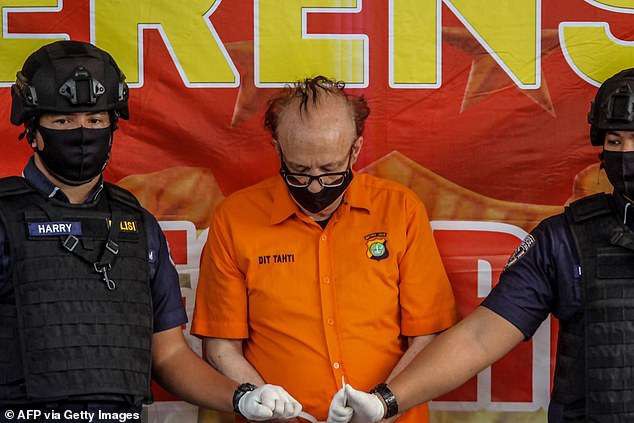 Un francez suspectat de abuzarea sexuală a peste 300 de minori, arestat la Jakarta