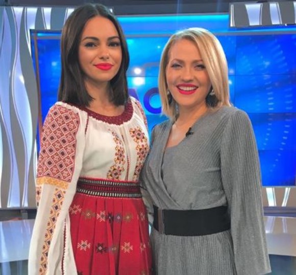 Cine e noua asistentă de la „Acces Direct”. Cosmina Adam cântă muzică populară