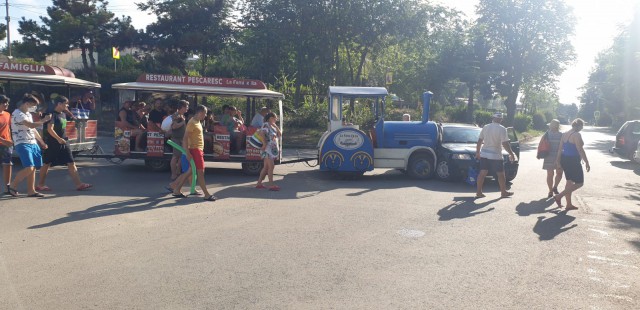 PANICĂ la Eforie Nord! O mașină a INTRAT în trenulețul TURISTIC