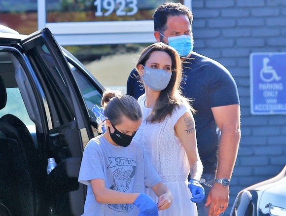 Angelina Jolie a ieșit din casă, îngrijorător de slabă, după luni de izolare