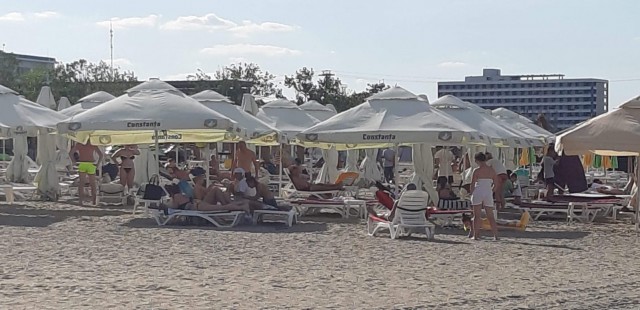 Pe PLAJA din Mamaia, DISTANȚA dintre ȘEZLONGURI NU se RESPECTĂ!