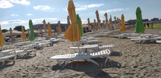 O femeie din Vrancea a FURAT de pe un ȘEZLONG din MAMAIA!