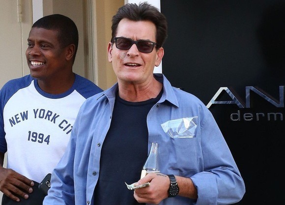 Charlie Sheen a sărbătorit un an de când s-a lăsat de fumat de Ziua Americii. Actorul le-a vorbit plămânilor lui